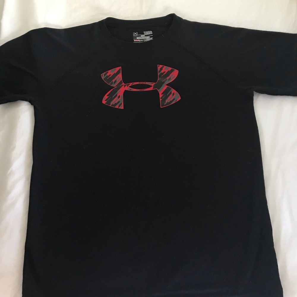 Boys Under Armour T-shirt youth large in black.
